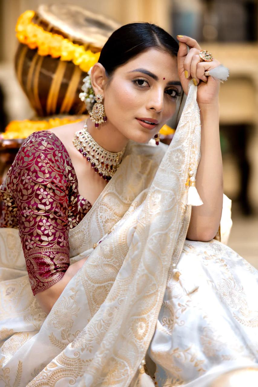 icultural White Banarasi Silk Saree WIth Fabulouse Blouse Piece