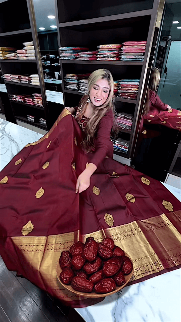 Eclat icultural Soft Banarasi Silk Saree With Flameboyant Blouse Piece