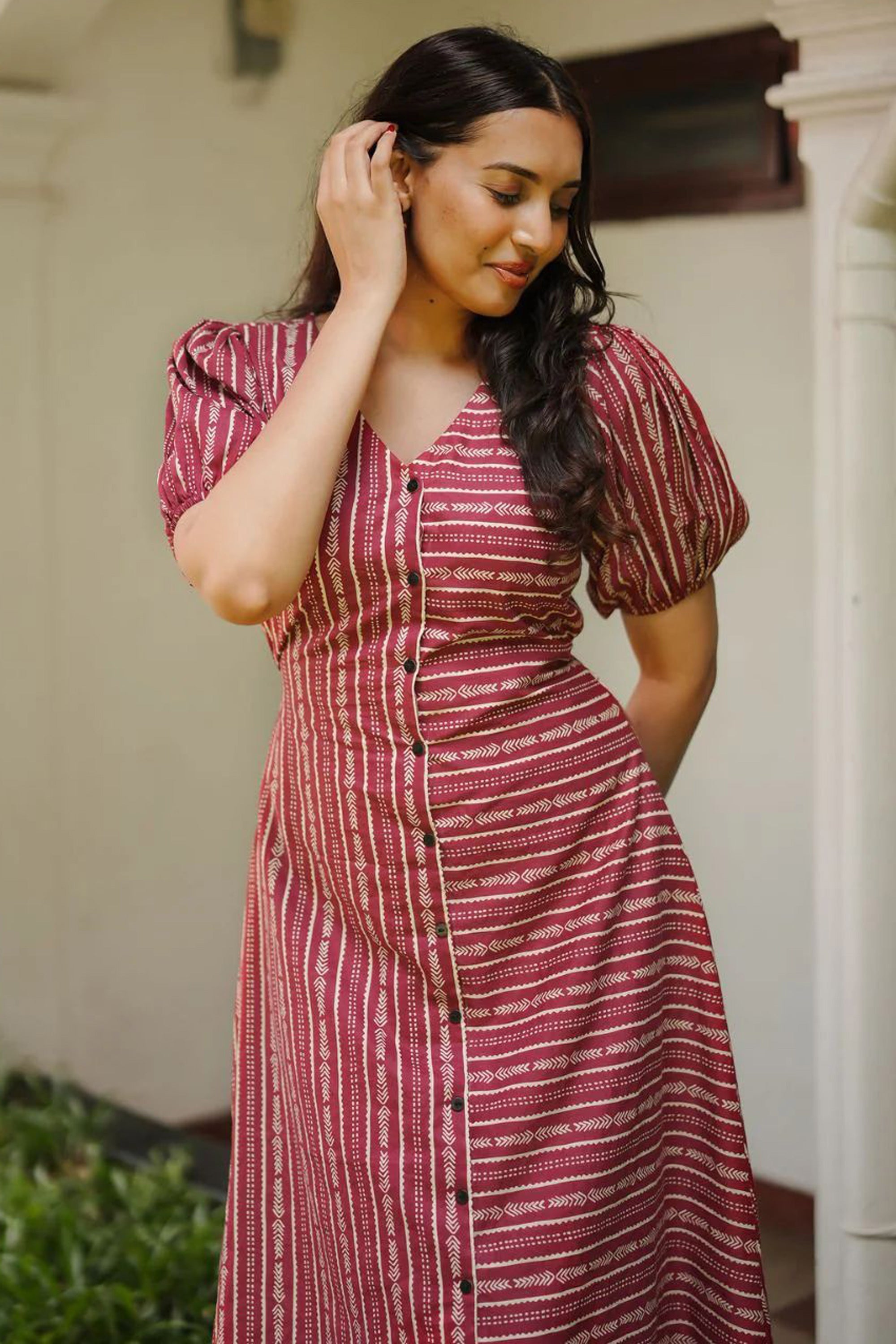 Women'S Maroon Featuring V Neck And Puffed Sleeves Aline Dress