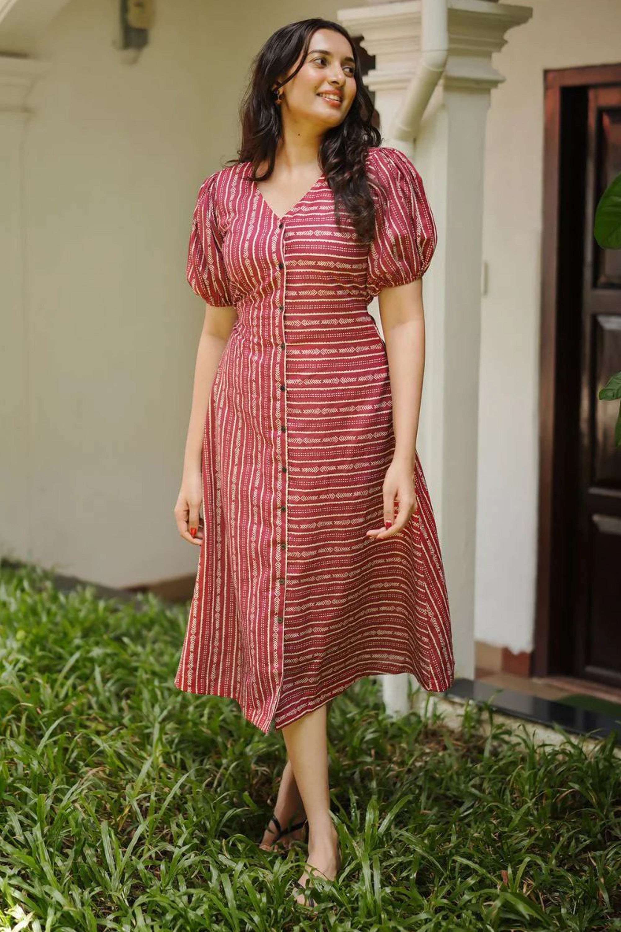 Women'S Maroon Featuring V Neck And Puffed Sleeves Aline Dress