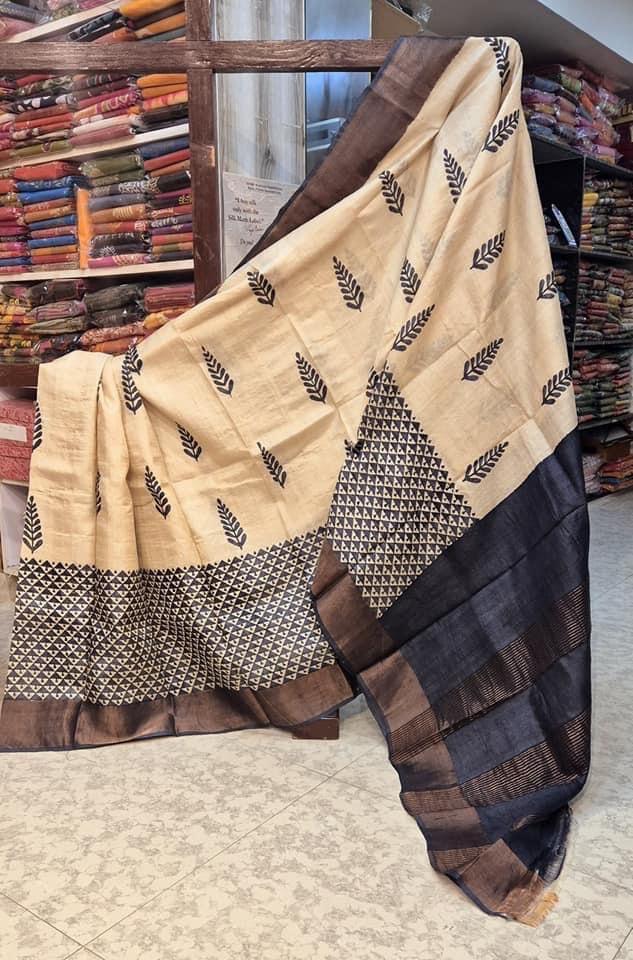 Elegant Charm: Tussar Handprint Sarees with Classic Kanchi Pallu in Cream
