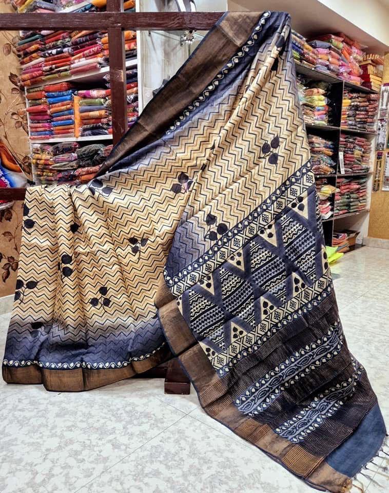 Subtle Sophistication: Grey Tussar Handprint Sarees with Elegant Kanchi Pallu