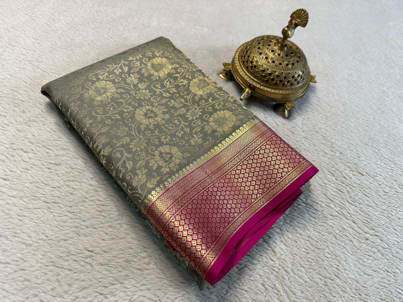 Unveil Timeless Beauty: Silk Brocade by Icultuer with Intricate Zari Weaving & Rich Pallu