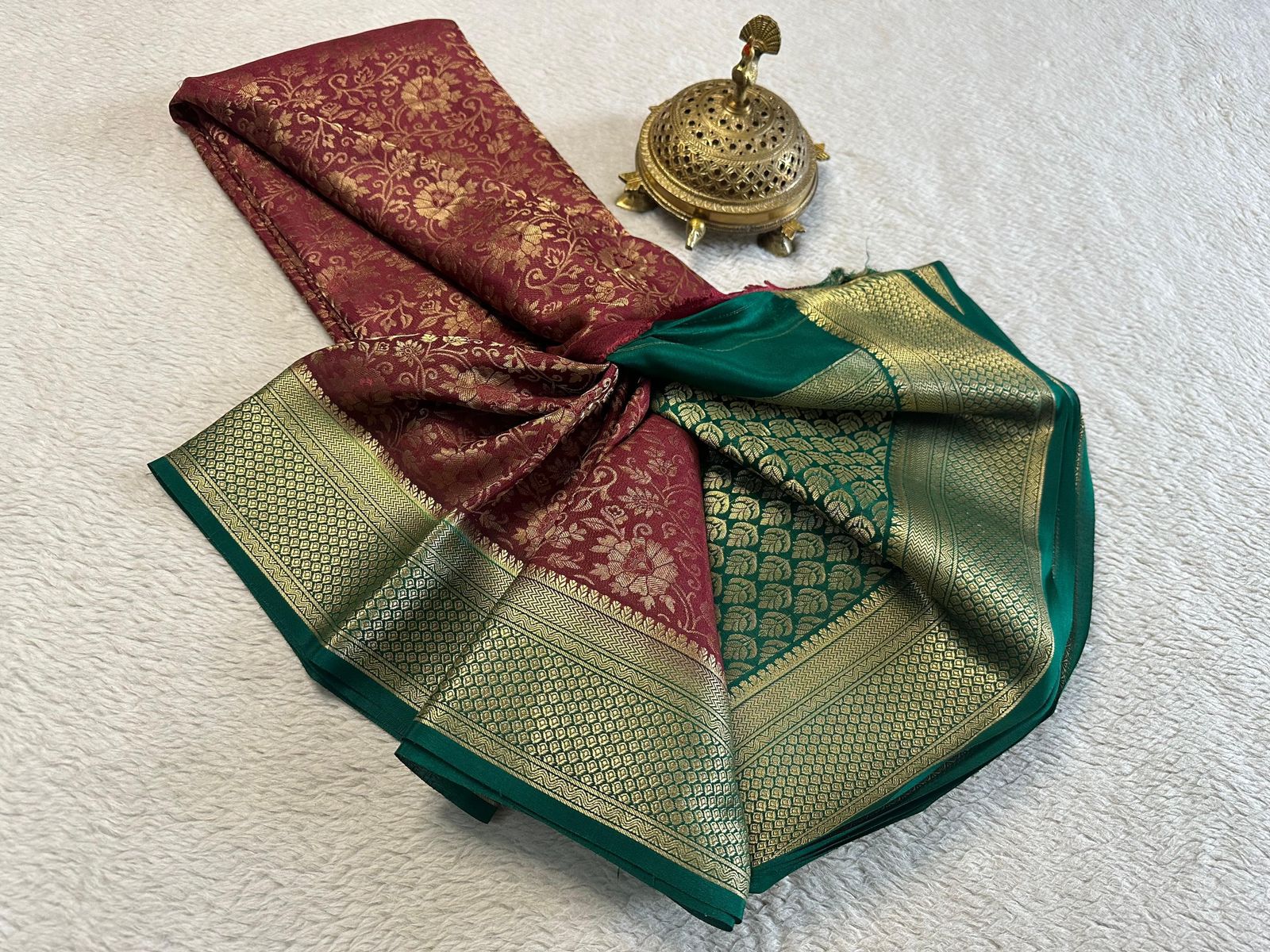Unveil Timeless Beauty: Silk Brocade by Icultuer with Intricate Zari Weaving & Rich Pallu