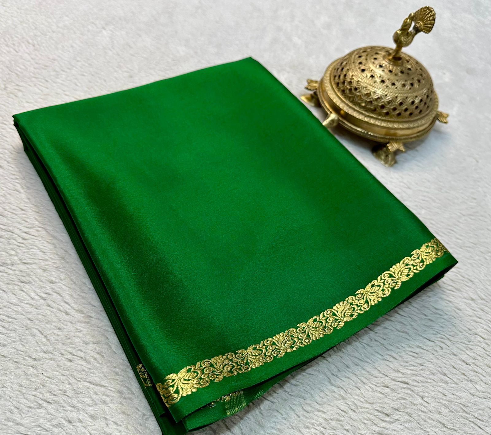 Timeless Beauty: Exquisite Line Pallu and Small Borders in Solid Colors