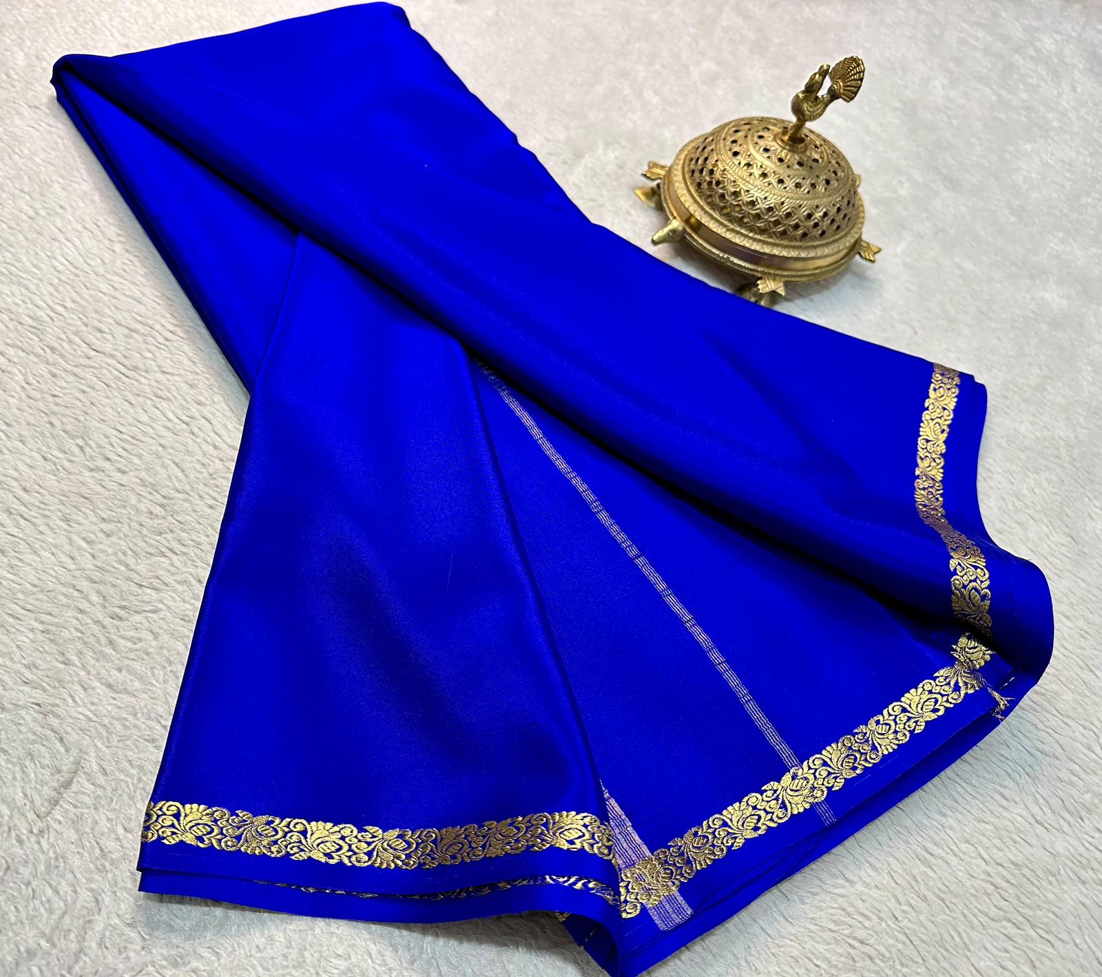 Timeless Beauty: Exquisite Line Pallu and Small Borders in Solid Colors