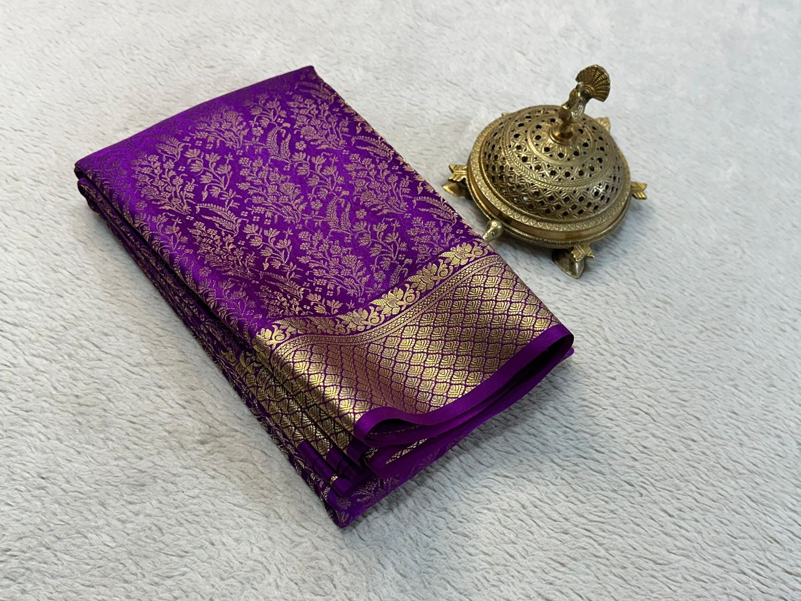 Exquisite Silk Brocade Bridal by Icultuers: Gold & Silver Weaving with Elegant Floral Design and Rich Pallu