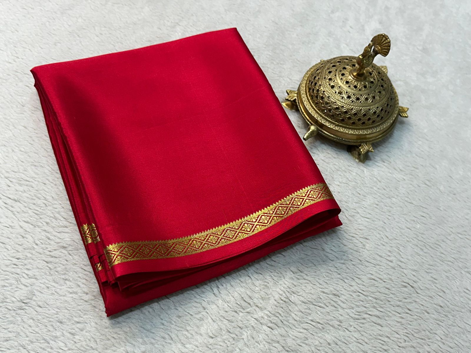 Solid Elegance: Graceful Small Border by Icultuers with Captivating Line Pallu