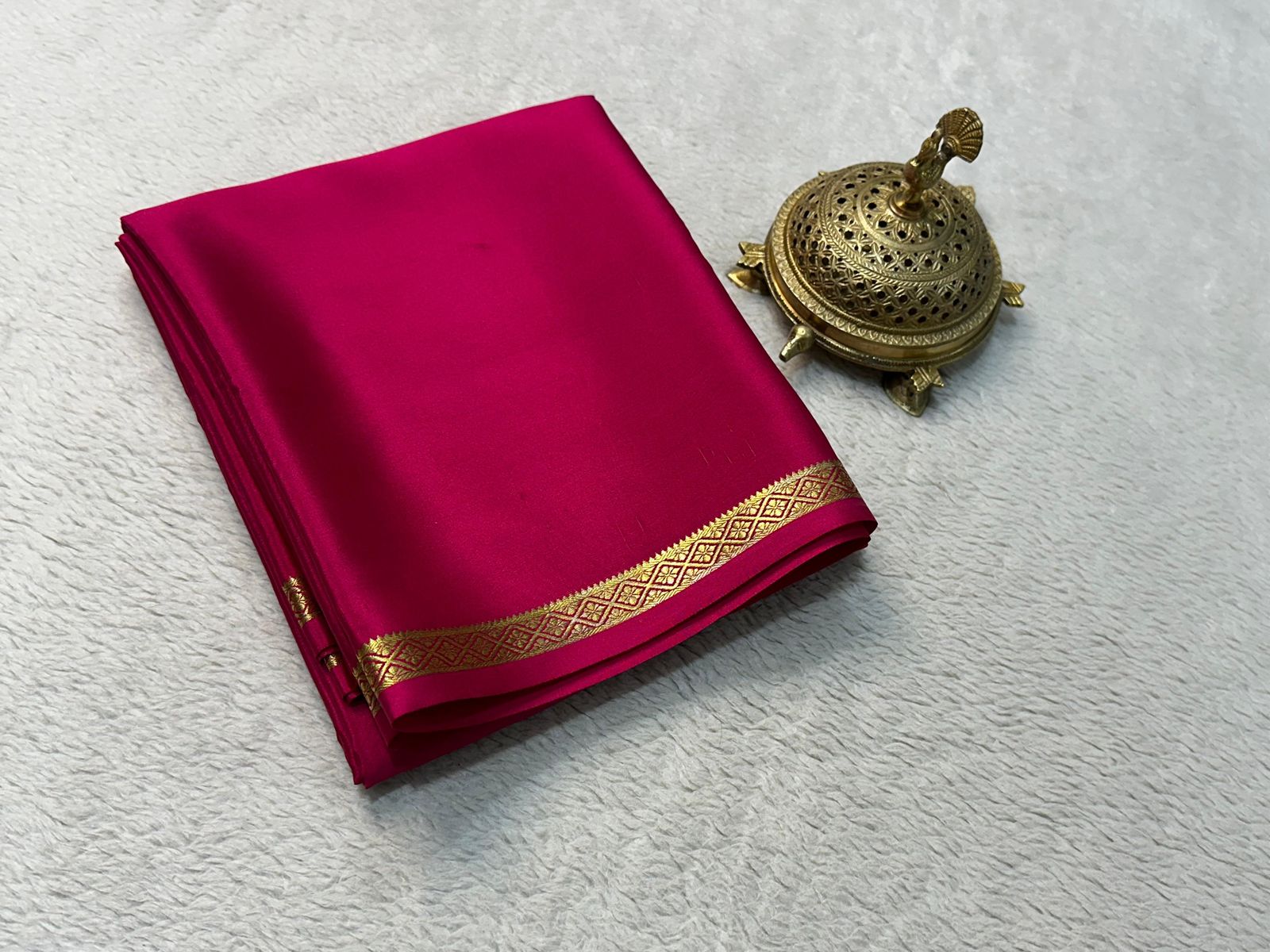 Solid Elegance: Graceful Small Border by Icultuers with Captivating Line Pallu
