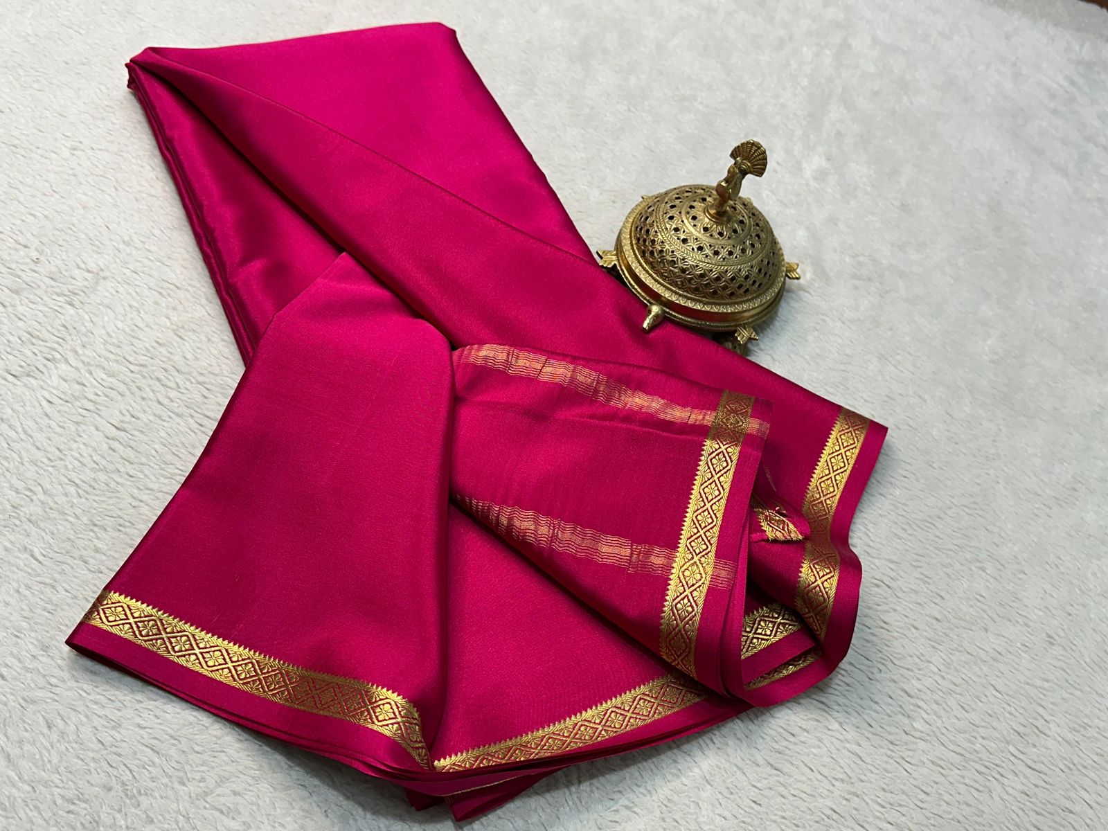 Solid Elegance: Graceful Small Border by Icultuers with Captivating Line Pallu