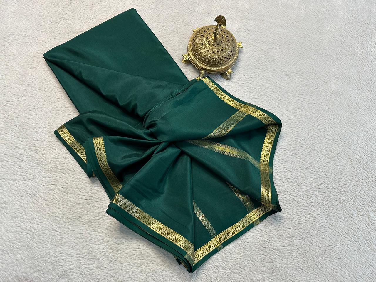 Unveil Grace: Small Border Sarees with Intricate Line Pallu in Bold Solid Shades