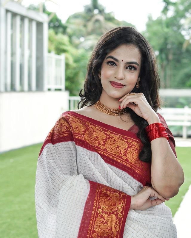 White & Red Banarasi Lichi Soft Silk Jacquard Woven by Icultuer