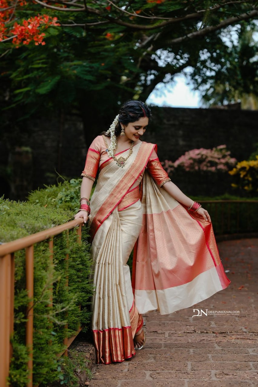 Authentic icultural & Crimson Red Kanchipuram Silk Saree with Traditional Gold Zari