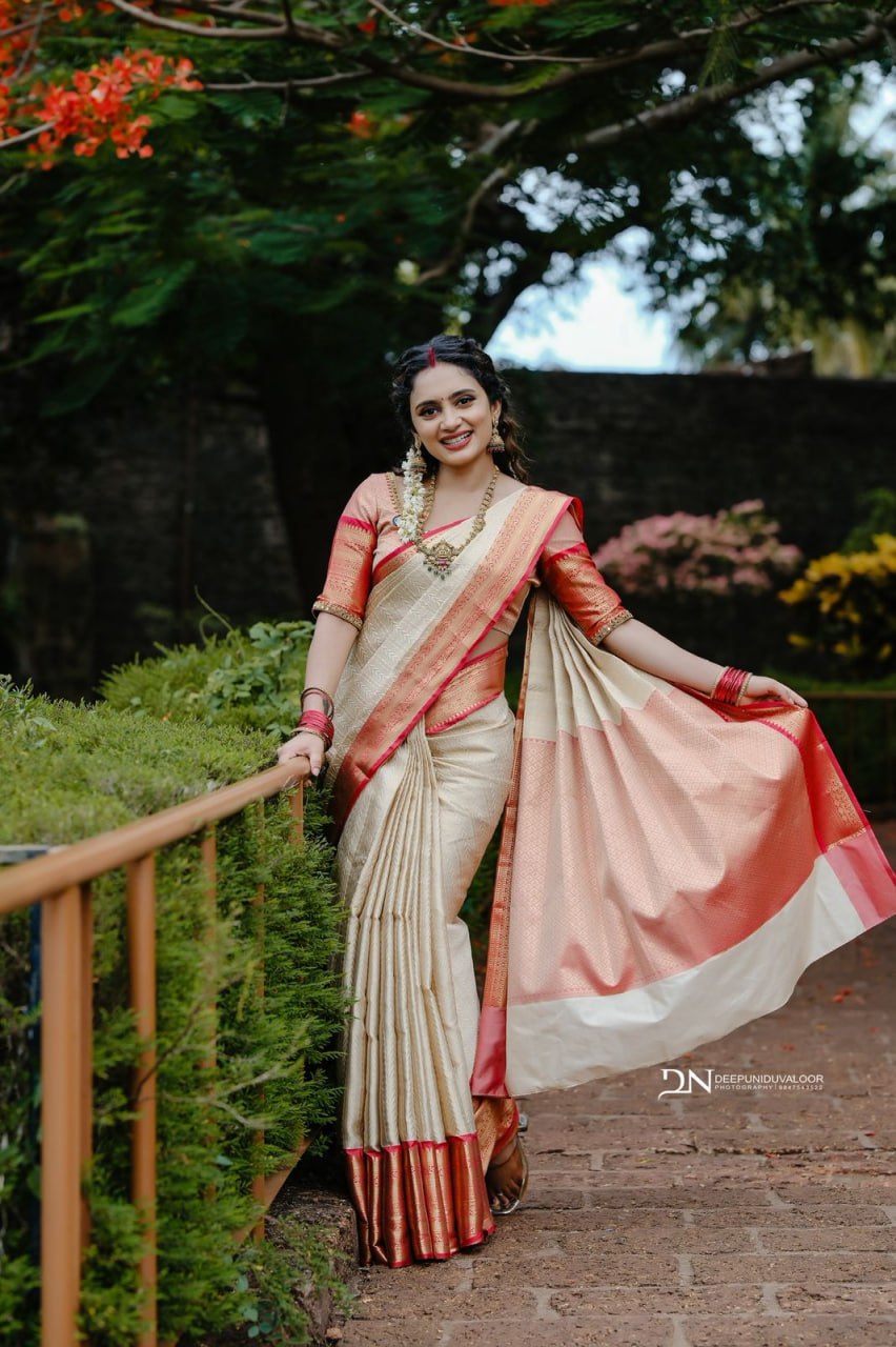 Authentic icultural & Crimson Red Kanchipuram Silk Saree with Traditional Gold Zari