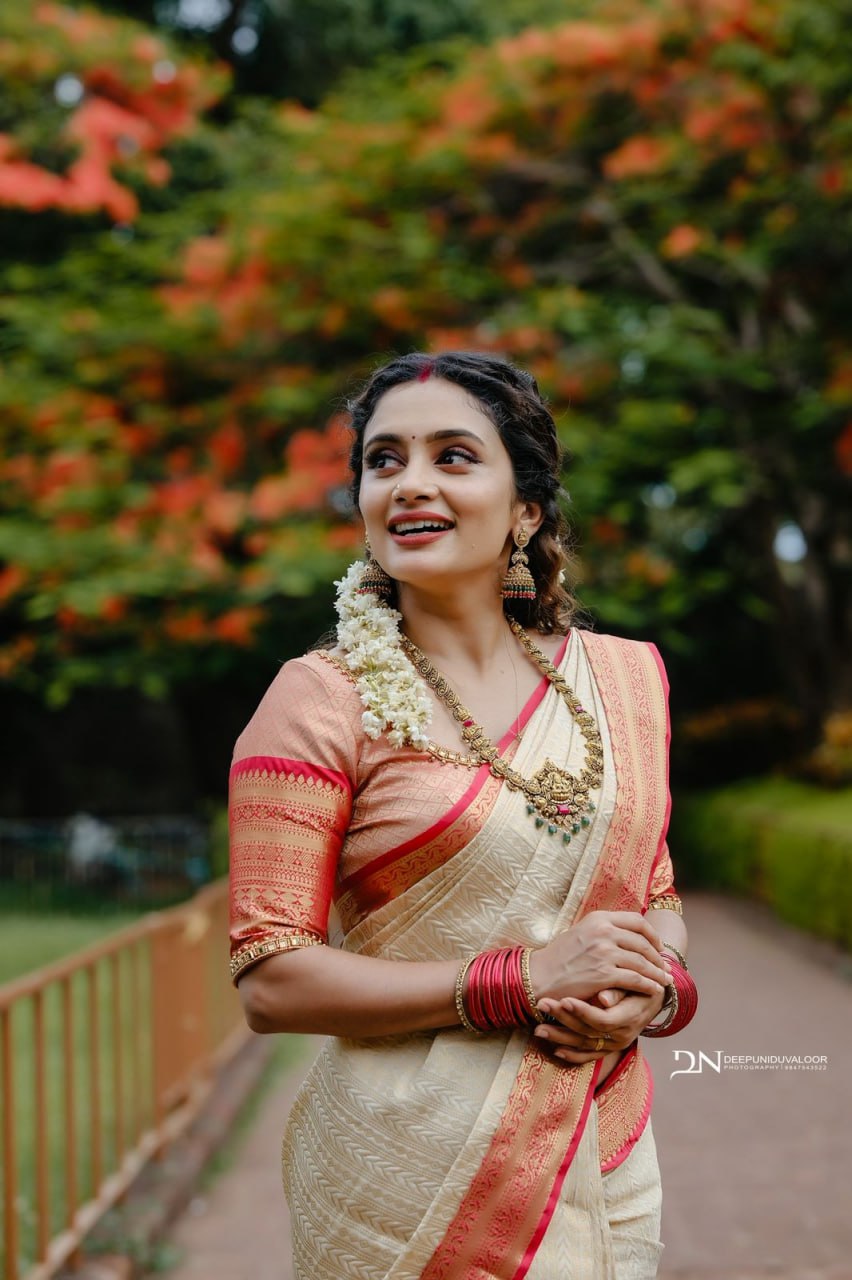 Authentic icultural & Crimson Red Kanchipuram Silk Saree with Traditional Gold Zari