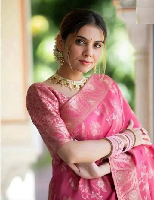 icultural Gajri Banarasi Silk Saree WIth Fabulouse Blouse Piece