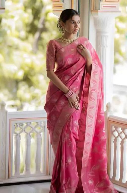 icultural Gajri Banarasi Silk Saree WIth Fabulouse Blouse Piece