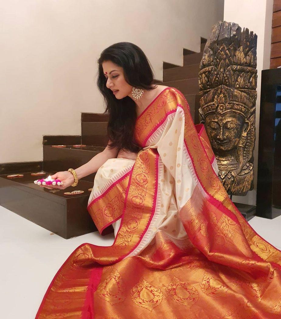 Beige Soft Banarasi Silk Saree with Jacquard Weaving