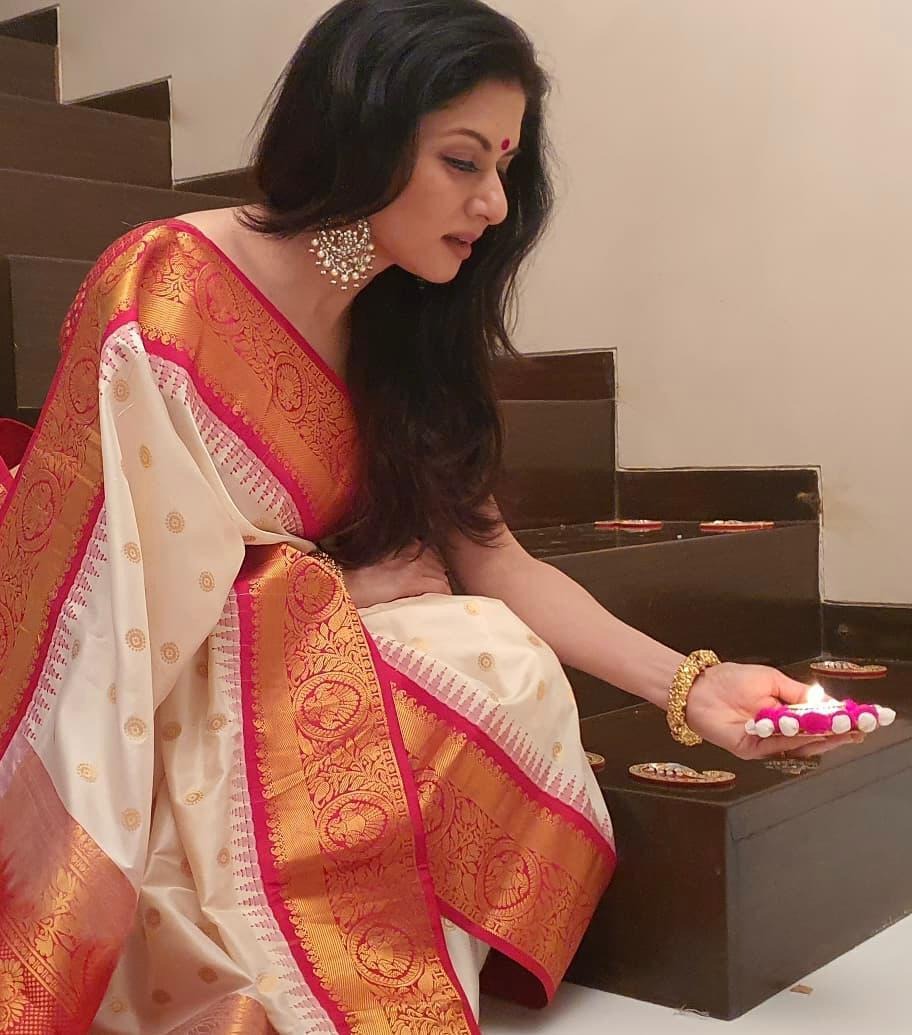 Beige Soft Banarasi Silk Saree with Jacquard Weaving